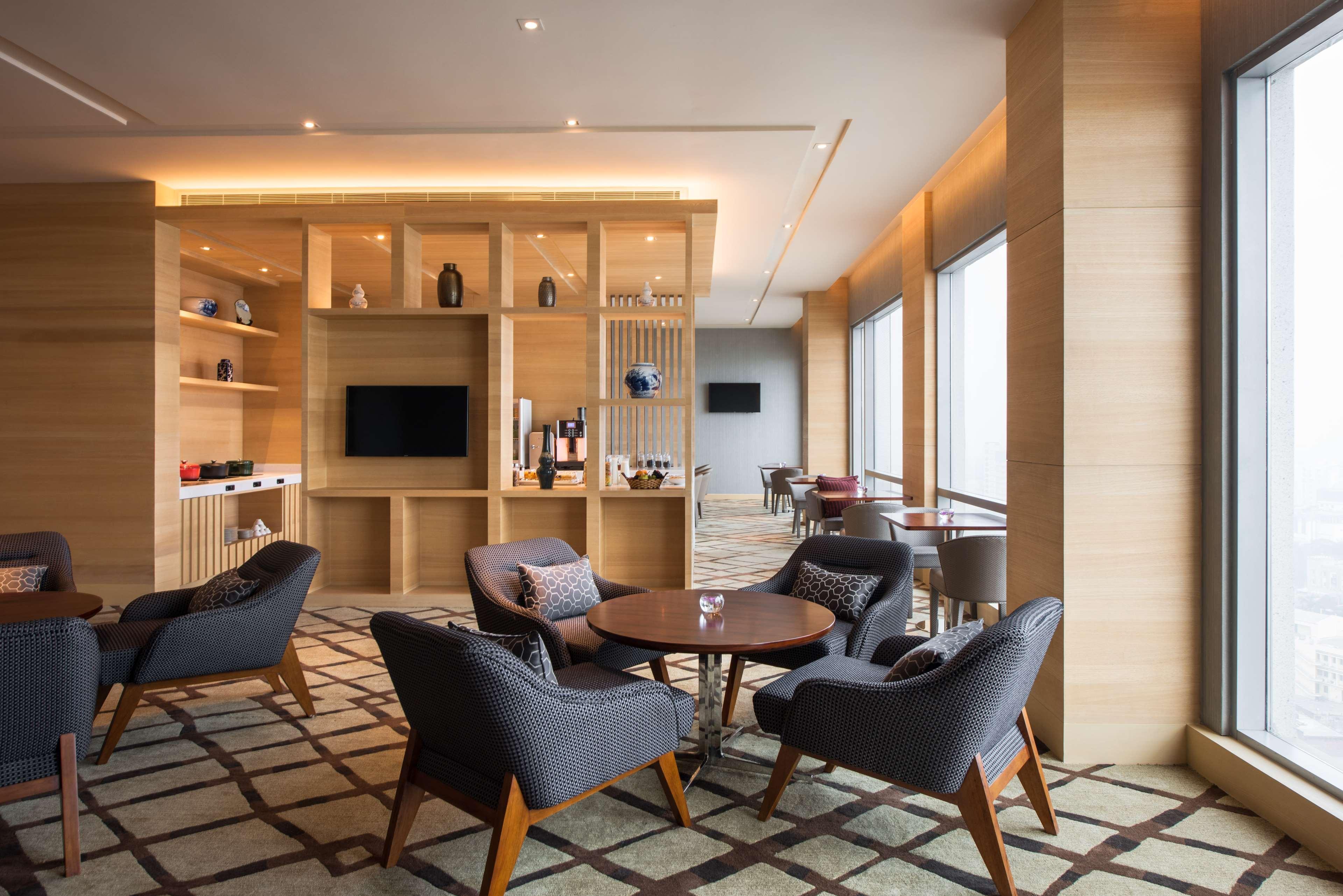Hyatt Regency Lucknow Gomti Nagar Hotel Exterior foto Club Lounge at the hotel