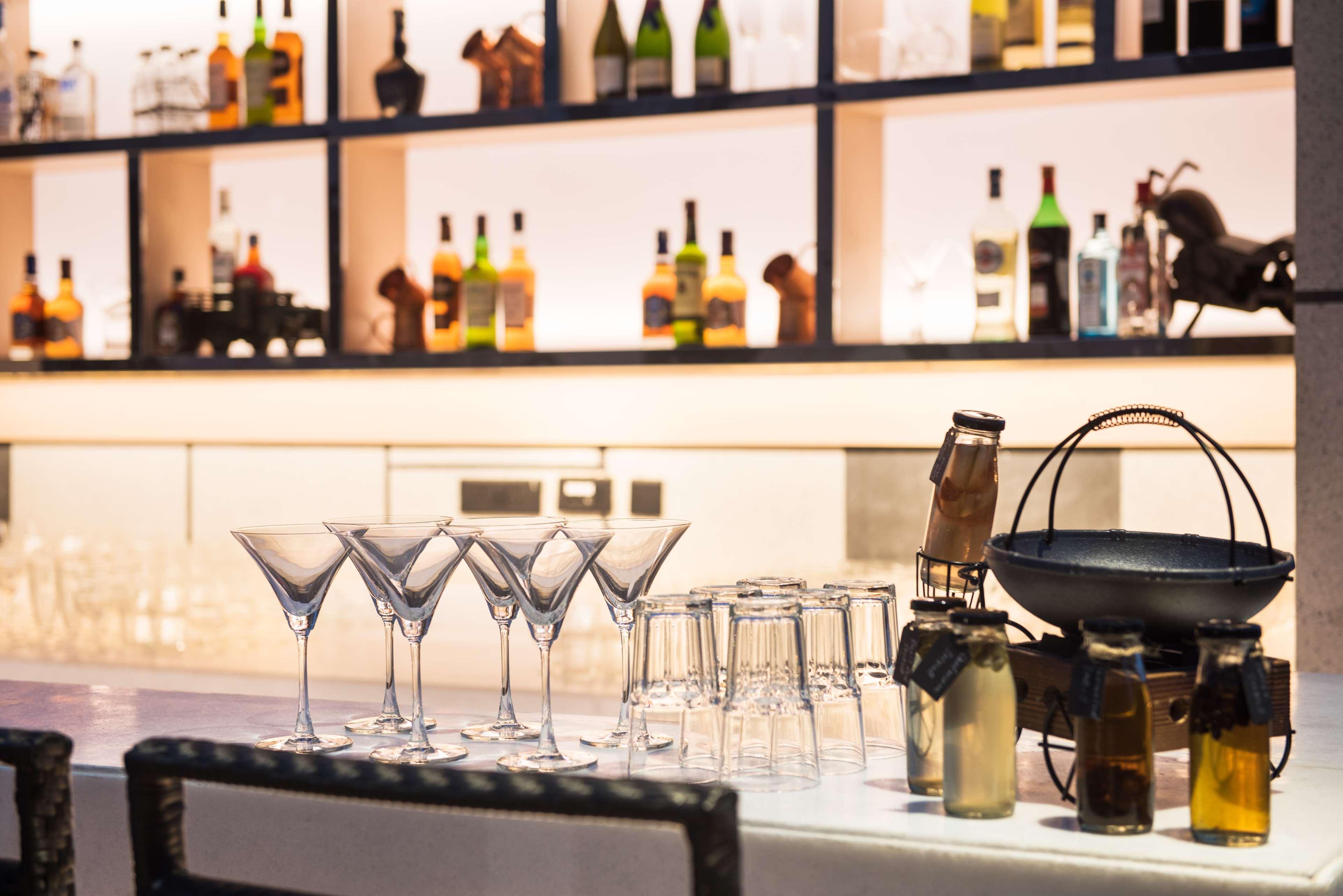 Hyatt Regency Lucknow Gomti Nagar Hotel Exterior foto A bar at a hotel