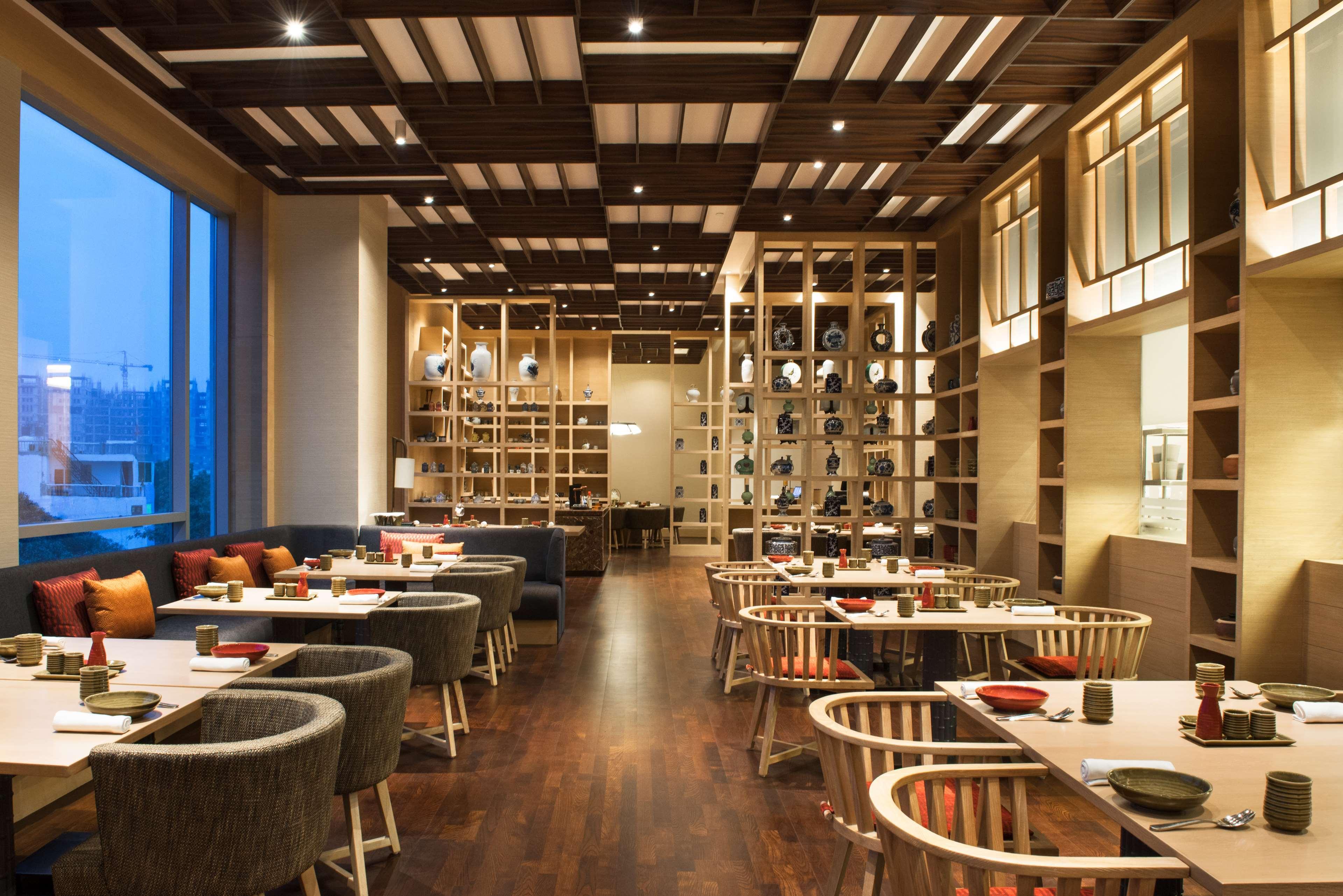 Hyatt Regency Lucknow Gomti Nagar Hotel Exterior foto The interior of the restaurant