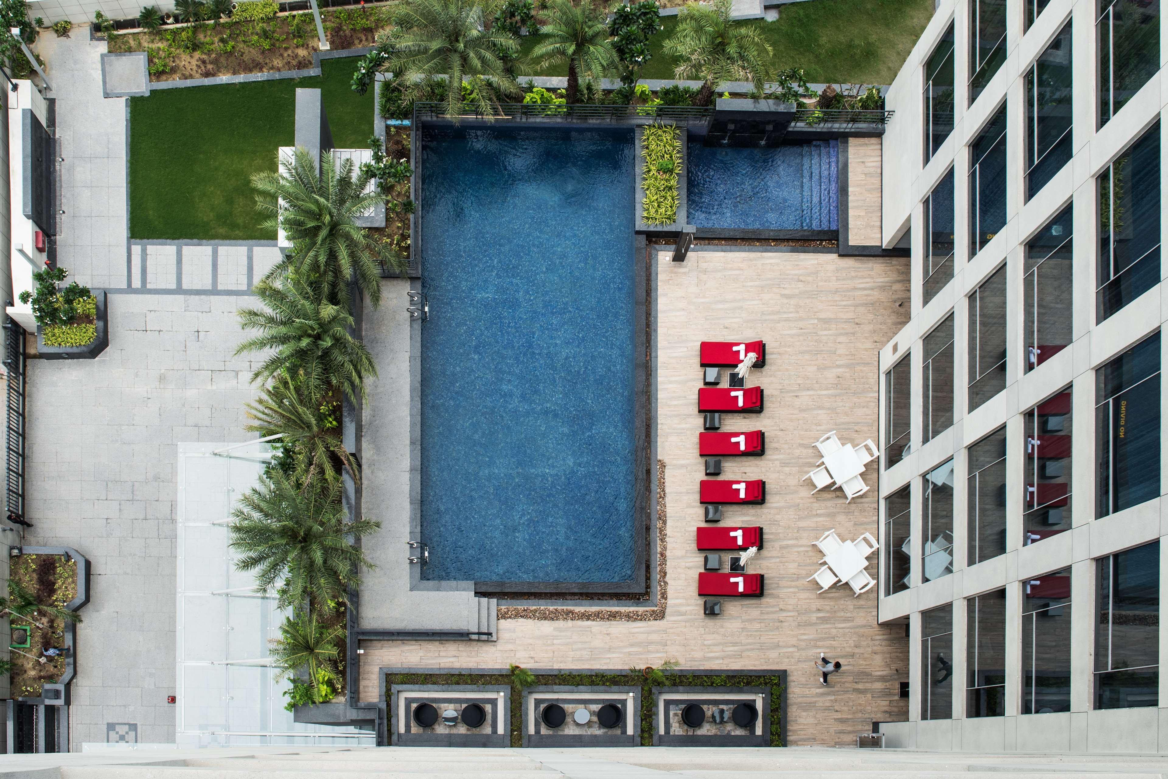Hyatt Regency Lucknow Gomti Nagar Hotel Exterior foto The swimming pool at the hotel