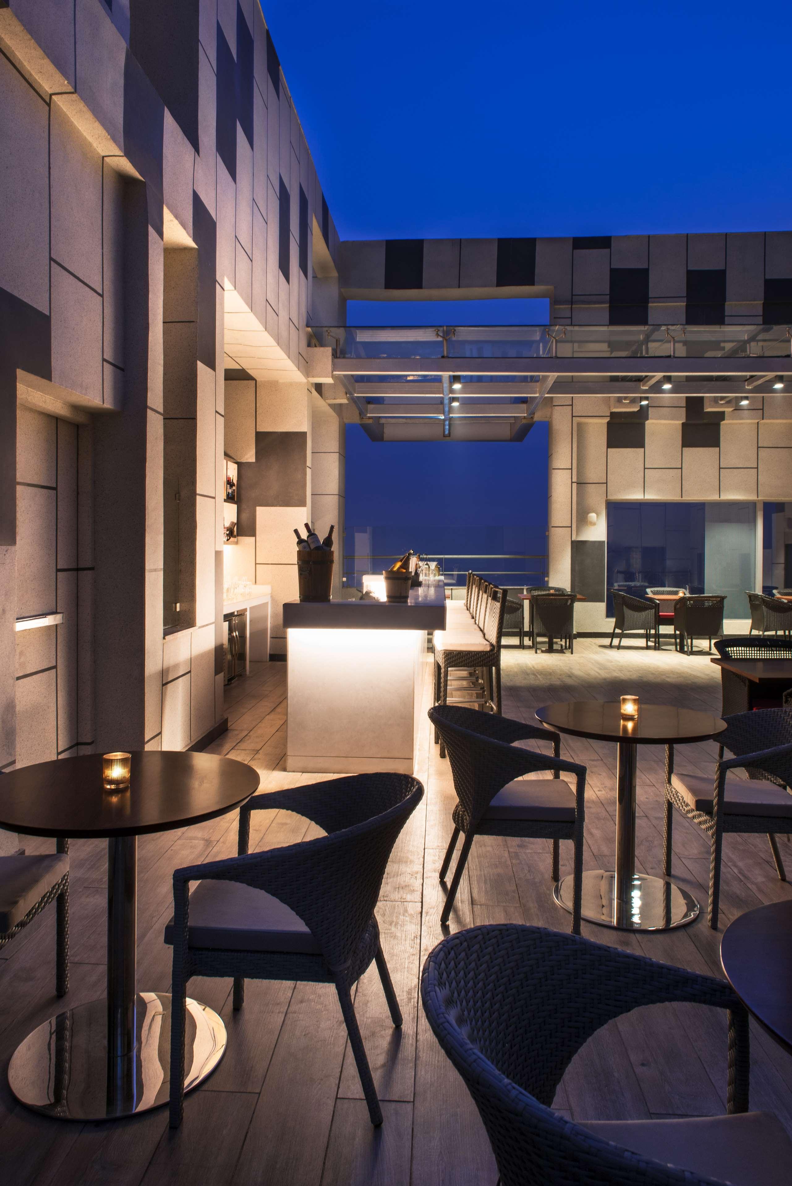 Hyatt Regency Lucknow Gomti Nagar Hotel Exterior foto The Sky Bar